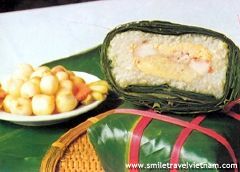 Banh Chung and banh Tet (Boiled rice and pork cakes)